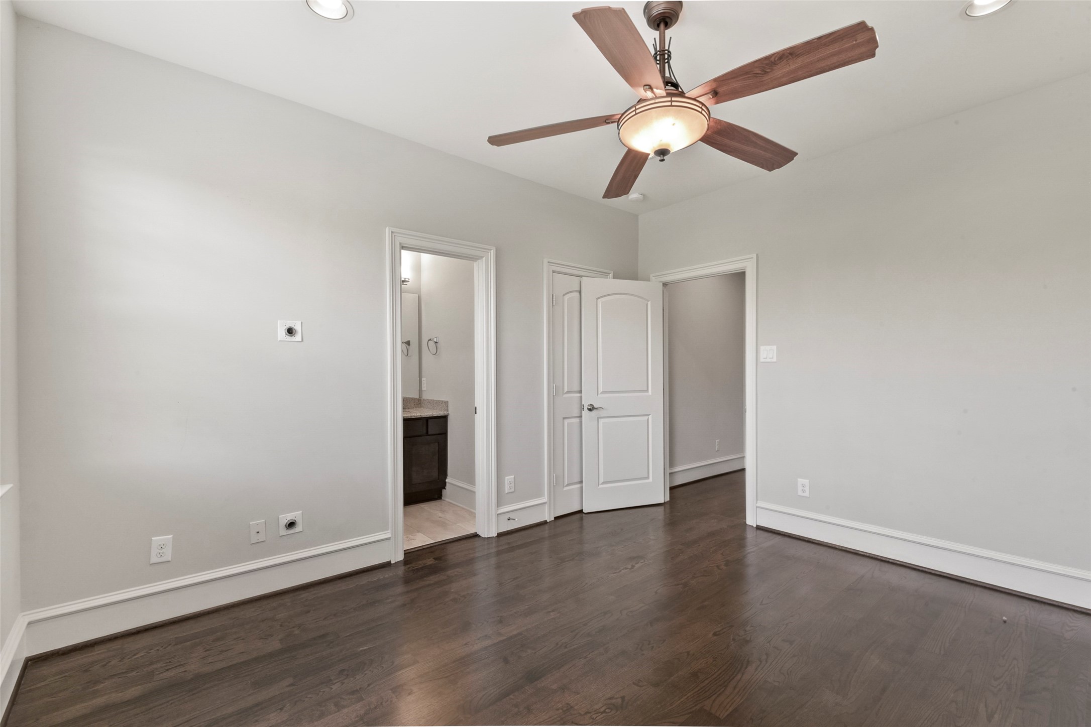 5226 Kiam Street, Unit 1018 Houston, TX 77007 - Photo 32 of 44 an empty room with wooden floor ceiling fan and window