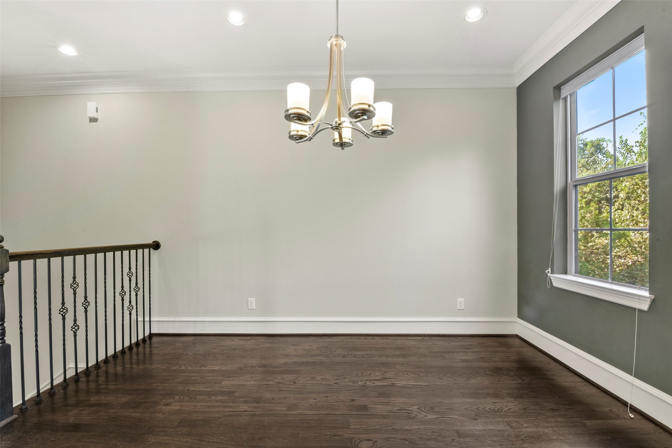 5226 Kiam Street, Unit 1018 Houston, TX 77007 - Photo 37 of 44 a view of an empty room with a window