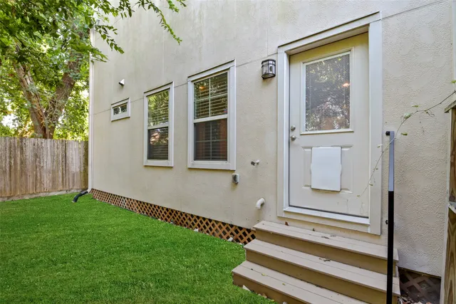 a view of an house with backyard and garden