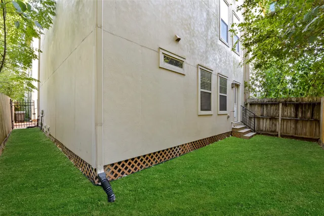 a view of a back yard of the house