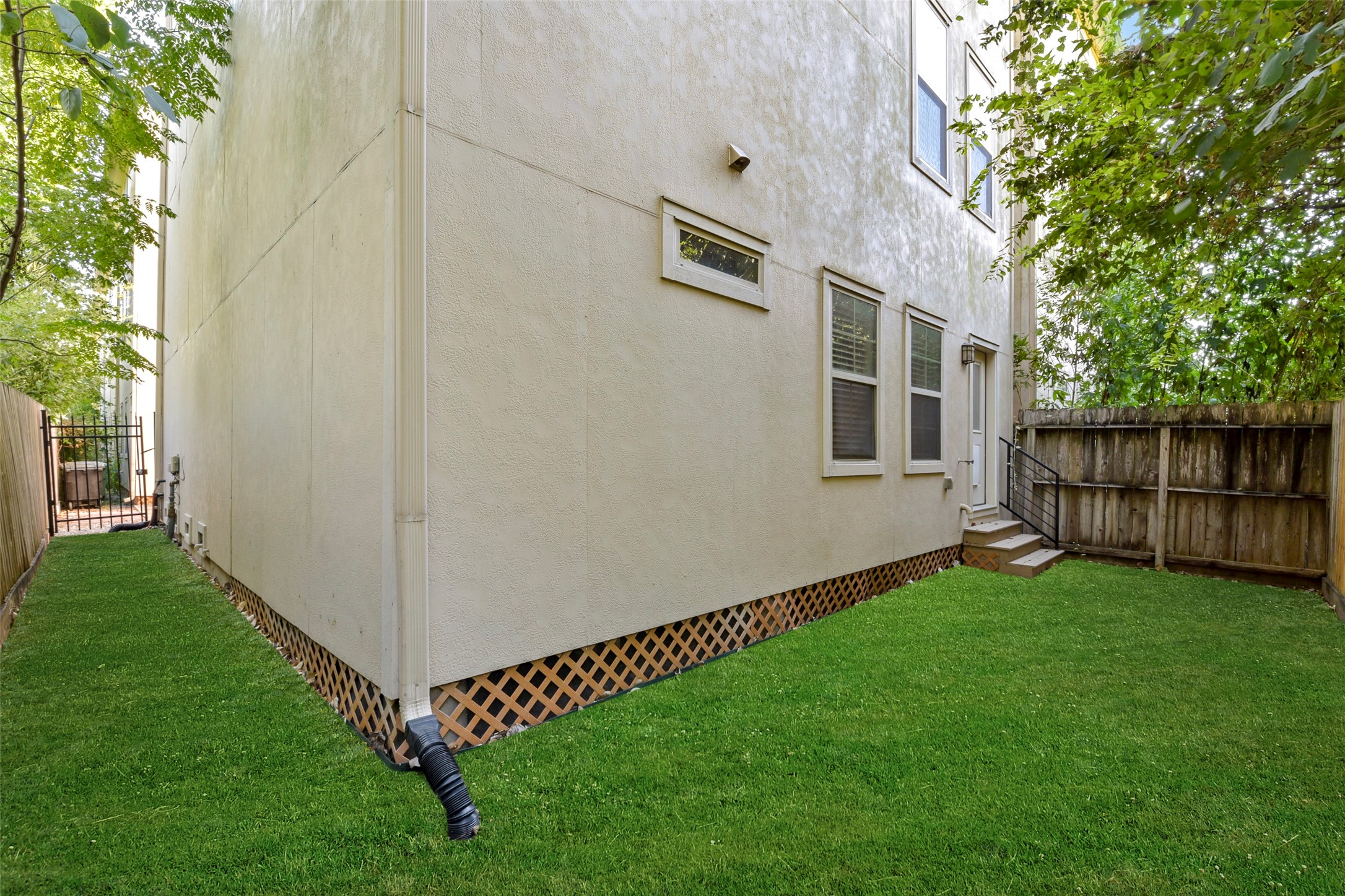 5226 Kiam Street, Unit 1018 Houston, TX 77007 - Photo 43 of 44 a view of an house with backyard and garden