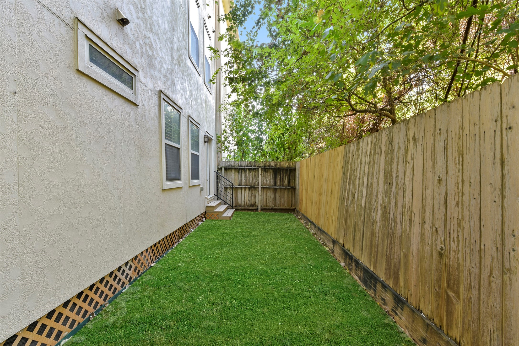 5226 Kiam Street, Unit 1018 Houston, TX 77007 - Photo 44 of 44 a view of a back yard of the house
