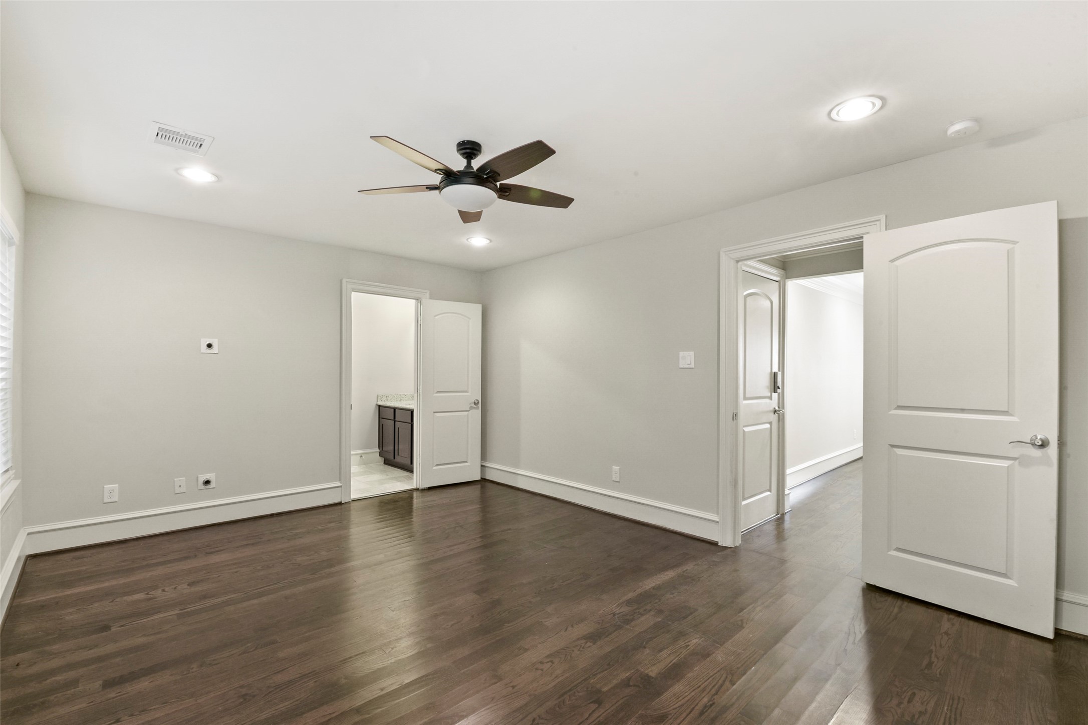5226 Kiam Street, Unit 1018 Houston, TX 77007 - Photo 5 of 44 an empty room with wooden floor and ceiling fan