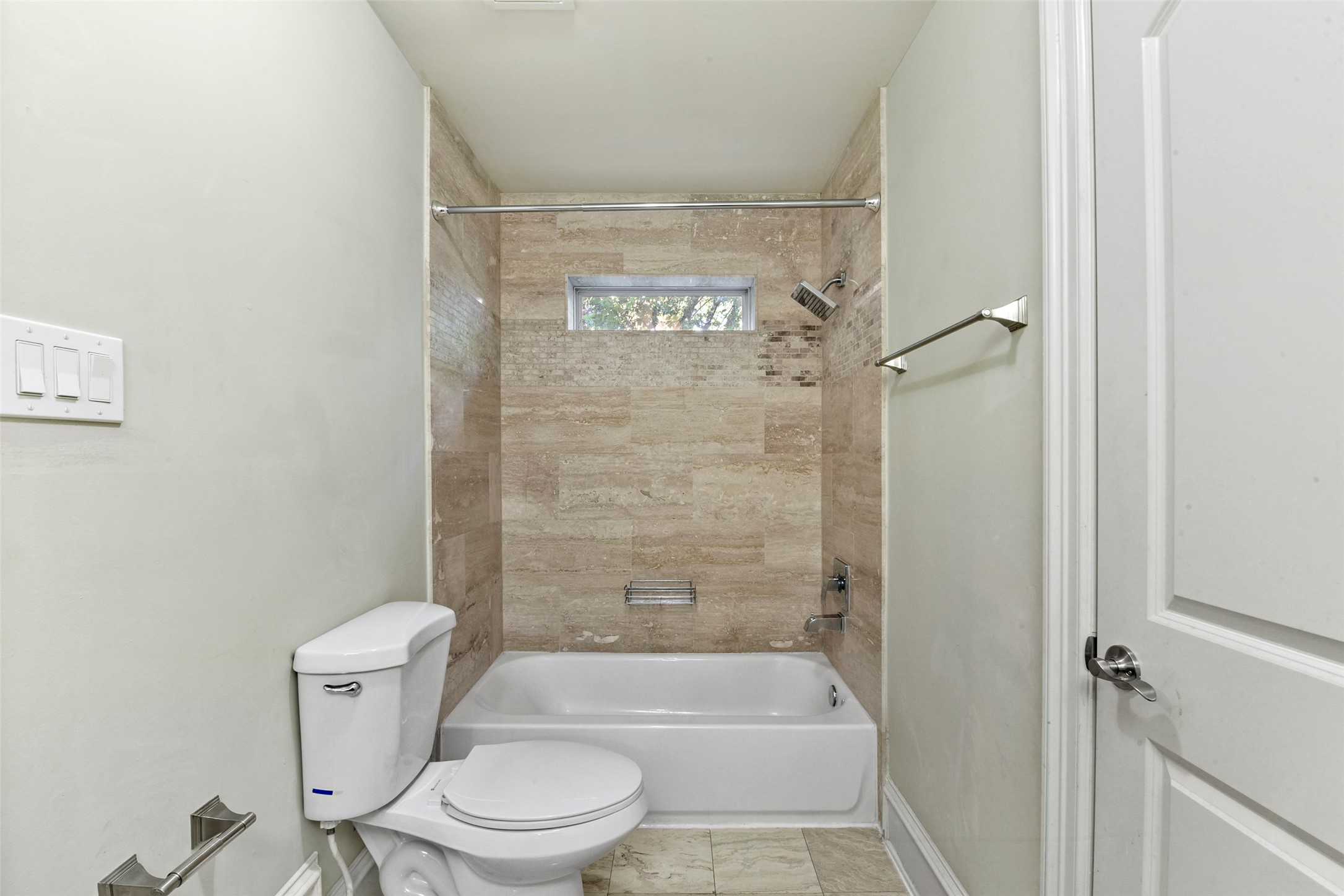 5226 Kiam Street, Unit 1018 Houston, TX 77007 - Photo 7 of 44 a bathroom with a toilet and a shower
