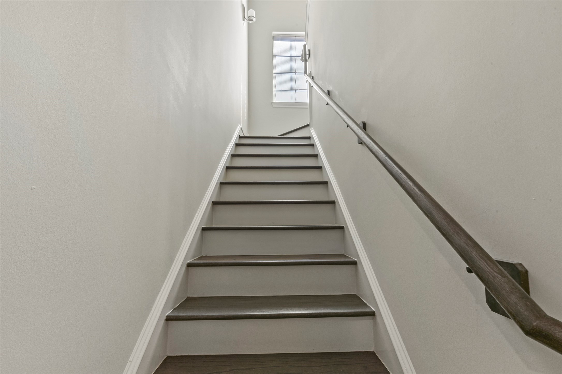 5226 Kiam Street, Unit 1018 Houston, TX 77007 - Photo 9 of 44 a view of entryway