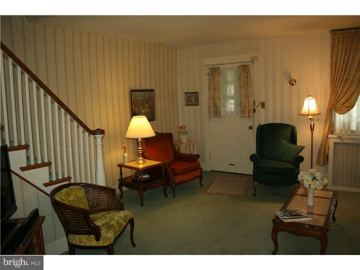 311 Sanford Road Upper Darby, PA 19082 - Photo 6 of 22 Living Room