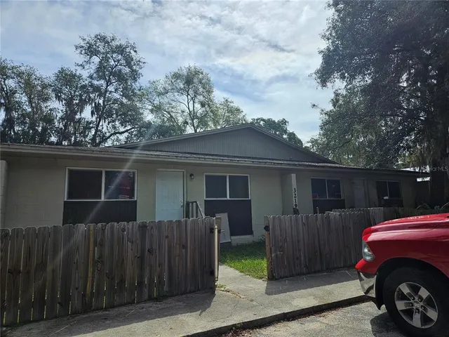 a view of a house with a backyard