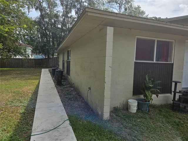 a view of a backyard