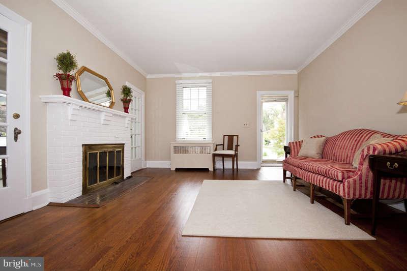 705 Dunkirk Road Baltimore, MD 21212 - Photo 10 of 24 Living Room