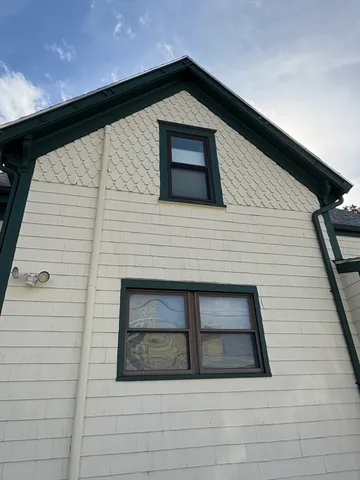 a view of backyard of the house