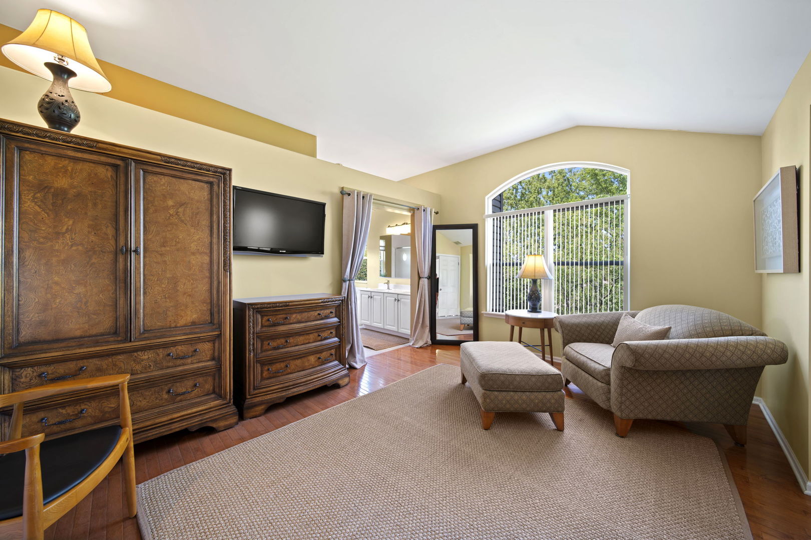2254 Barrett Drive Algonquin, IL 60102 - Photo 22 of 49 a living room with furniture and a flat screen tv