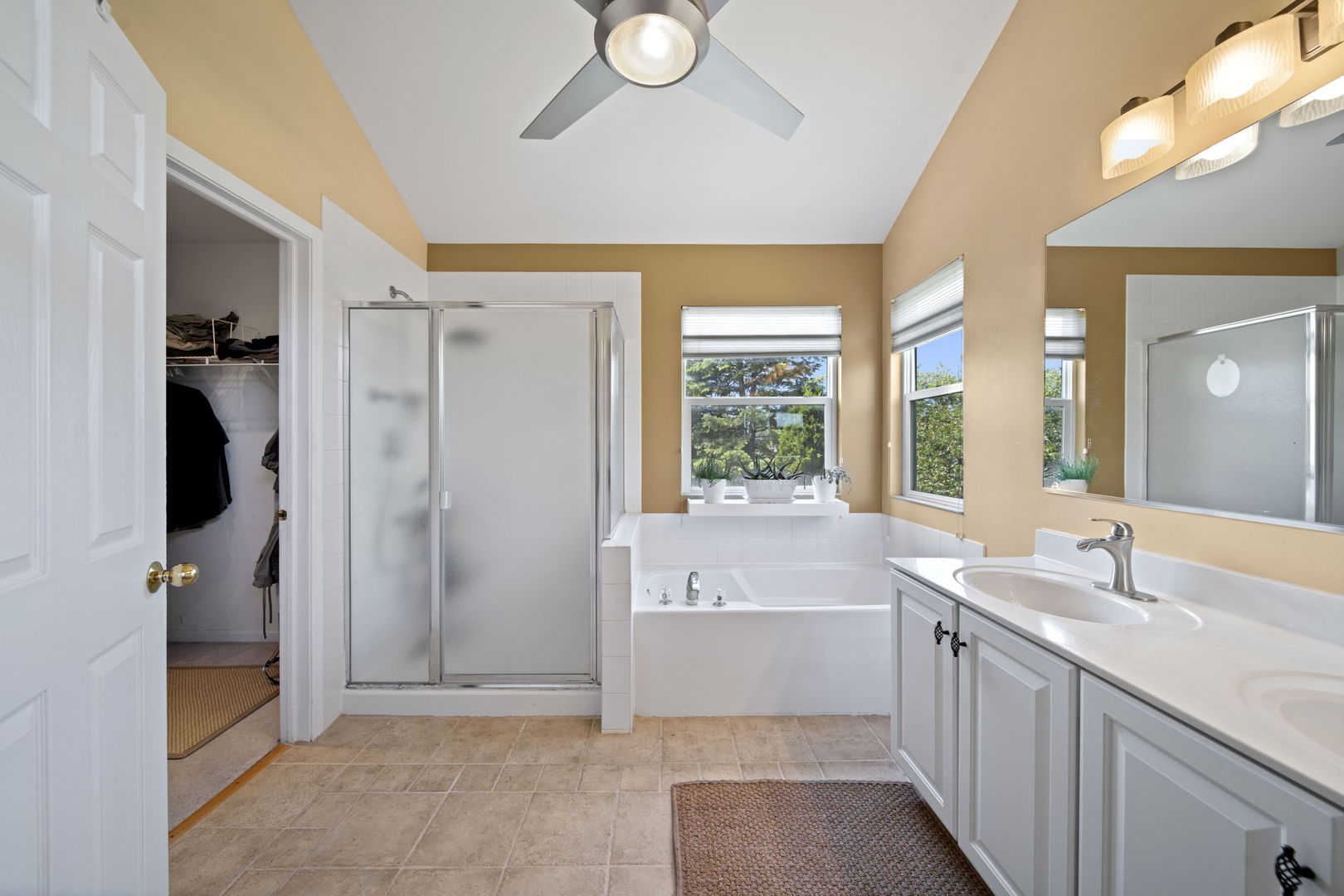 2254 Barrett Drive Algonquin, IL 60102 - Photo 24 of 49 a bathroom with a tub sink and mirror