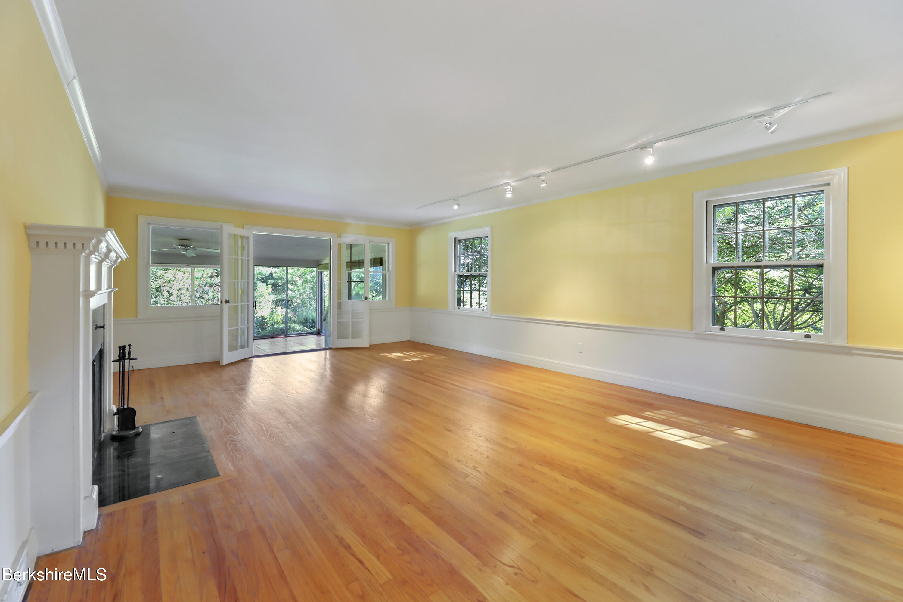 295 Holmes Road Pittsfield, MA 01201 - Photo 8 of 50 Living Room