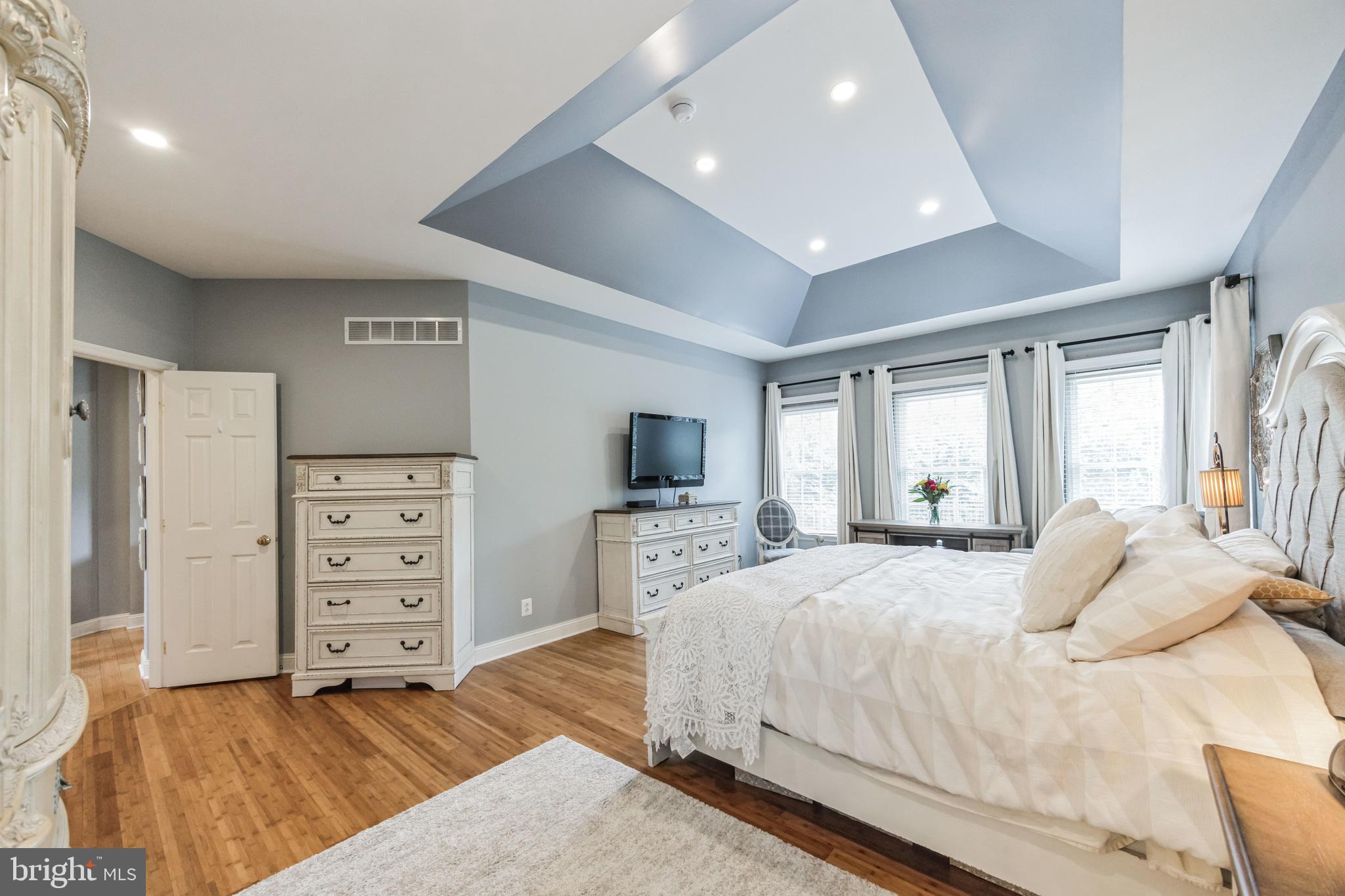 8 Kelso Lane Cinnaminson, NJ 08077 - Photo 18 of 38 a bedroom with a large bed and a flat tv screen