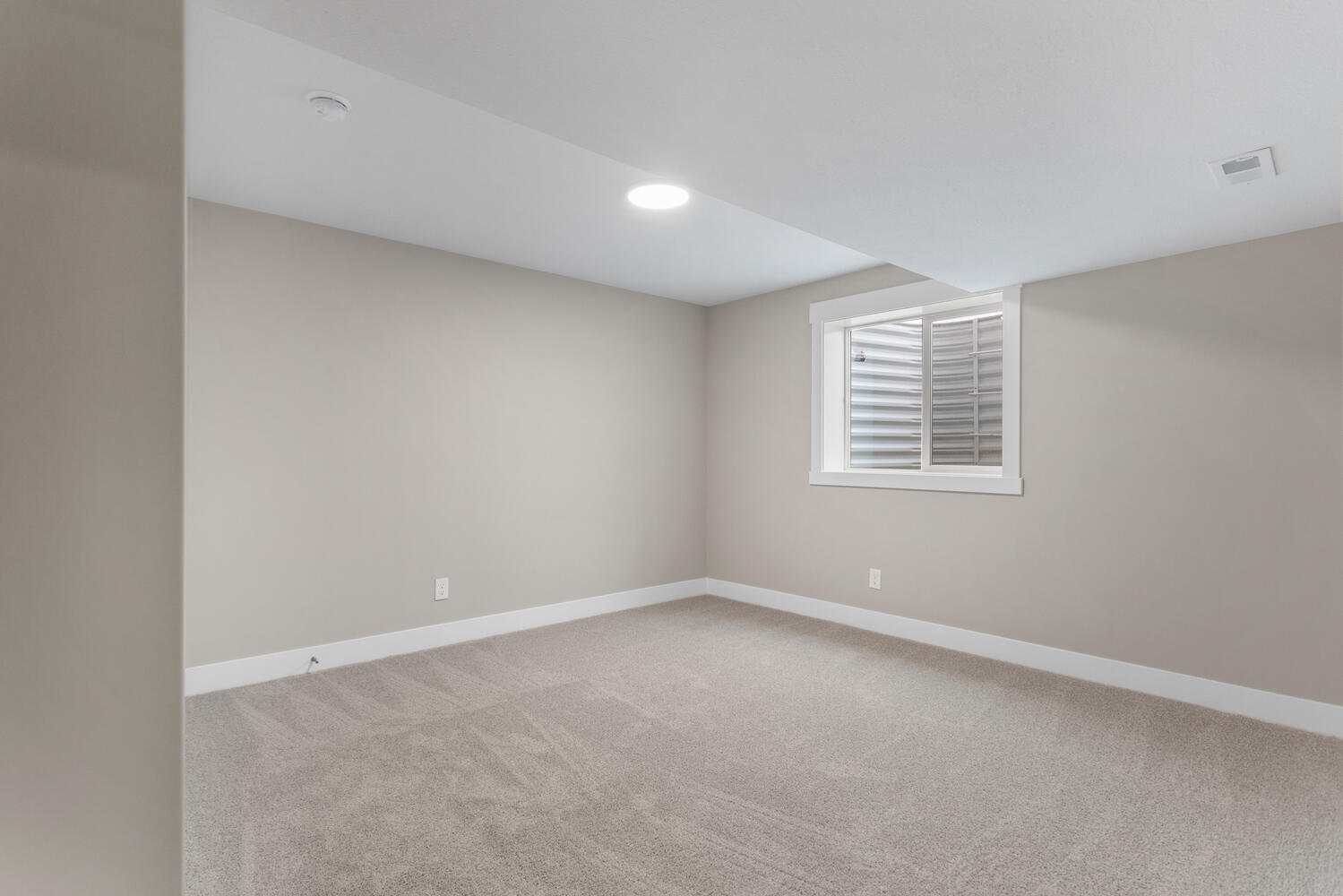 4 Forest Drive Monticello, IL 61856 - Photo 26 of 34 an empty room with windows