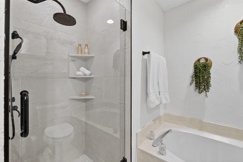 2941 Hunters Point Lane Carrollton, TX 75007 - Photo 23 of 40 a bathroom with a shower