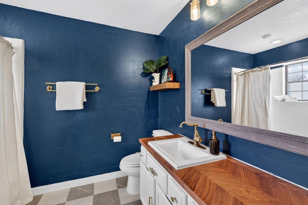 2941 Hunters Point Lane Carrollton, TX 75007 - Photo 27 of 40 a bathroom with a sink a toilet and mirror