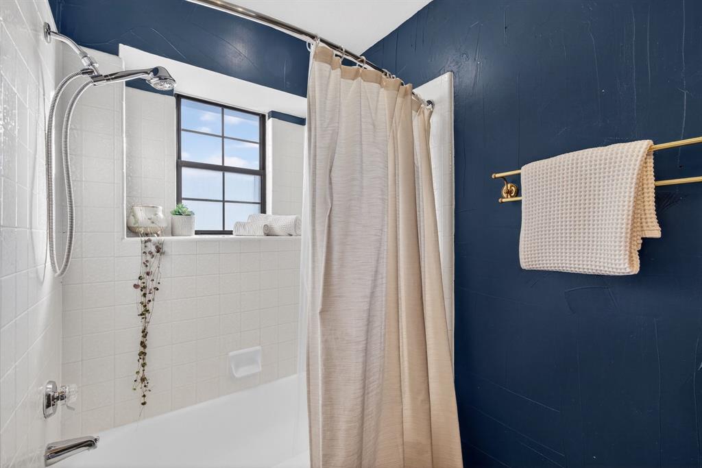 2941 Hunters Point Lane Carrollton, TX 75007 - Photo 28 of 40 a bathroom with a bathtub and shower