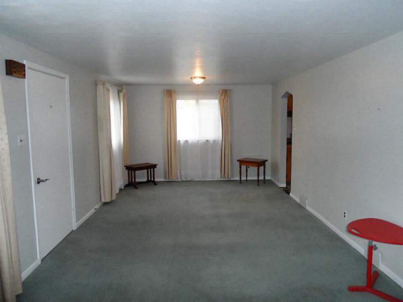 2205 Forest Grove Road Coraopolis, PA 15108 - Photo 2 of 11 Family Room.