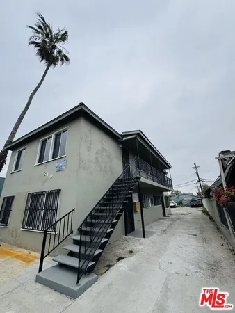 $1,890 | 810 West 62nd Street, Unit 4, Los Angeles, CA 90044