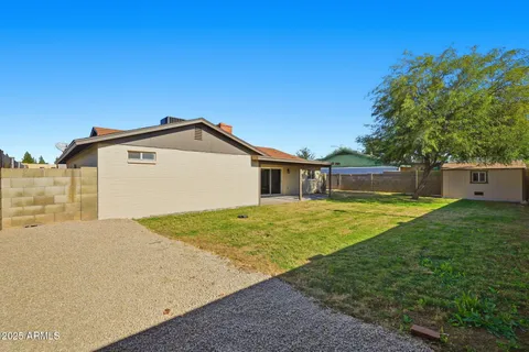 a view of a backyard