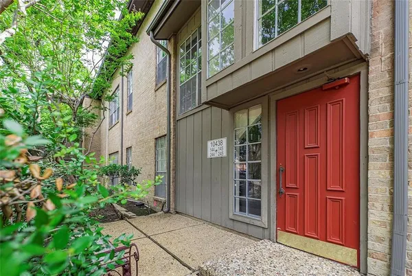 a view of an entrance of the house