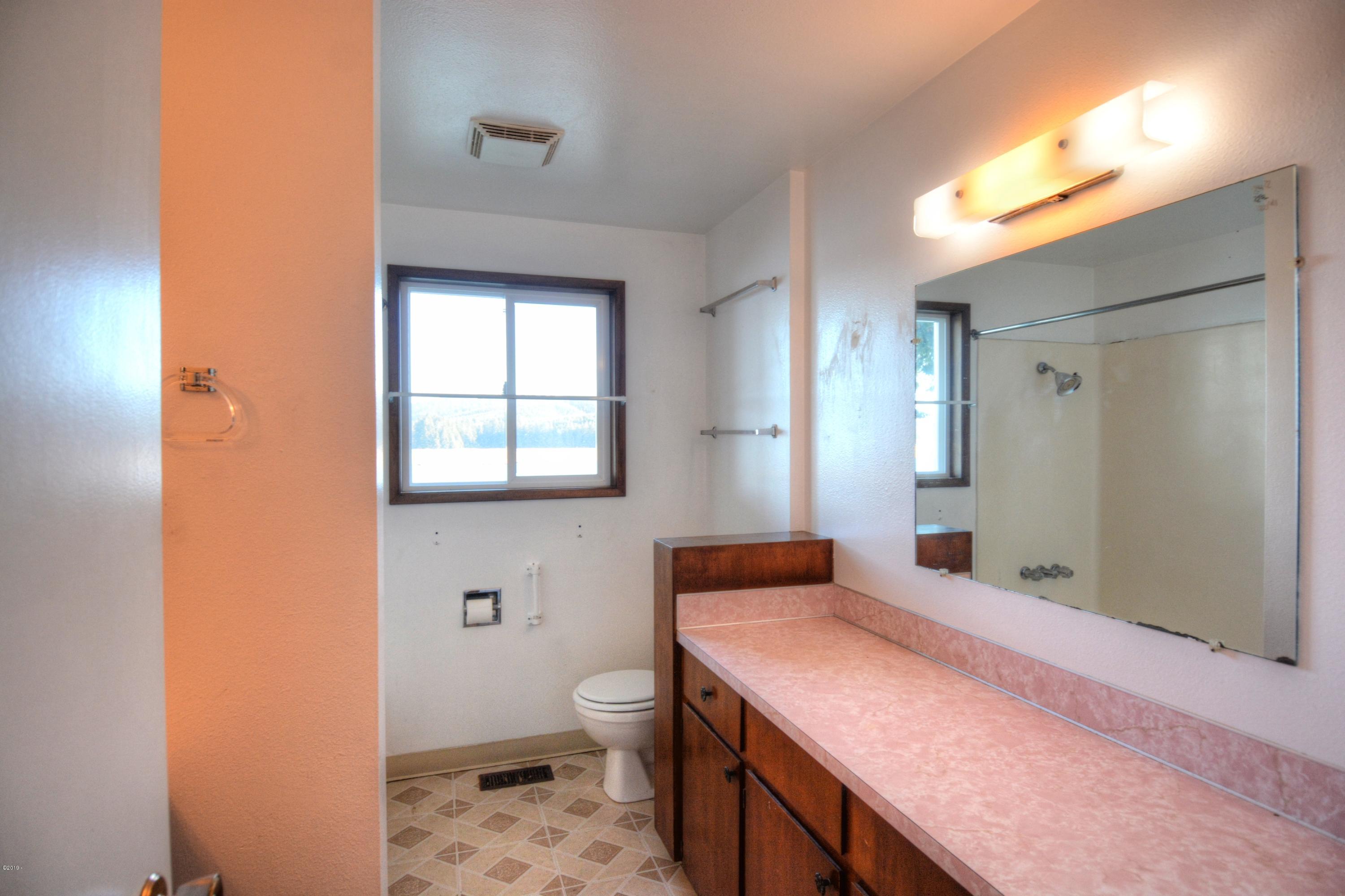 507 Southeast Moffitt Road Waldport, OR 97394 - Photo 14 of 30 Bathroom 1.,