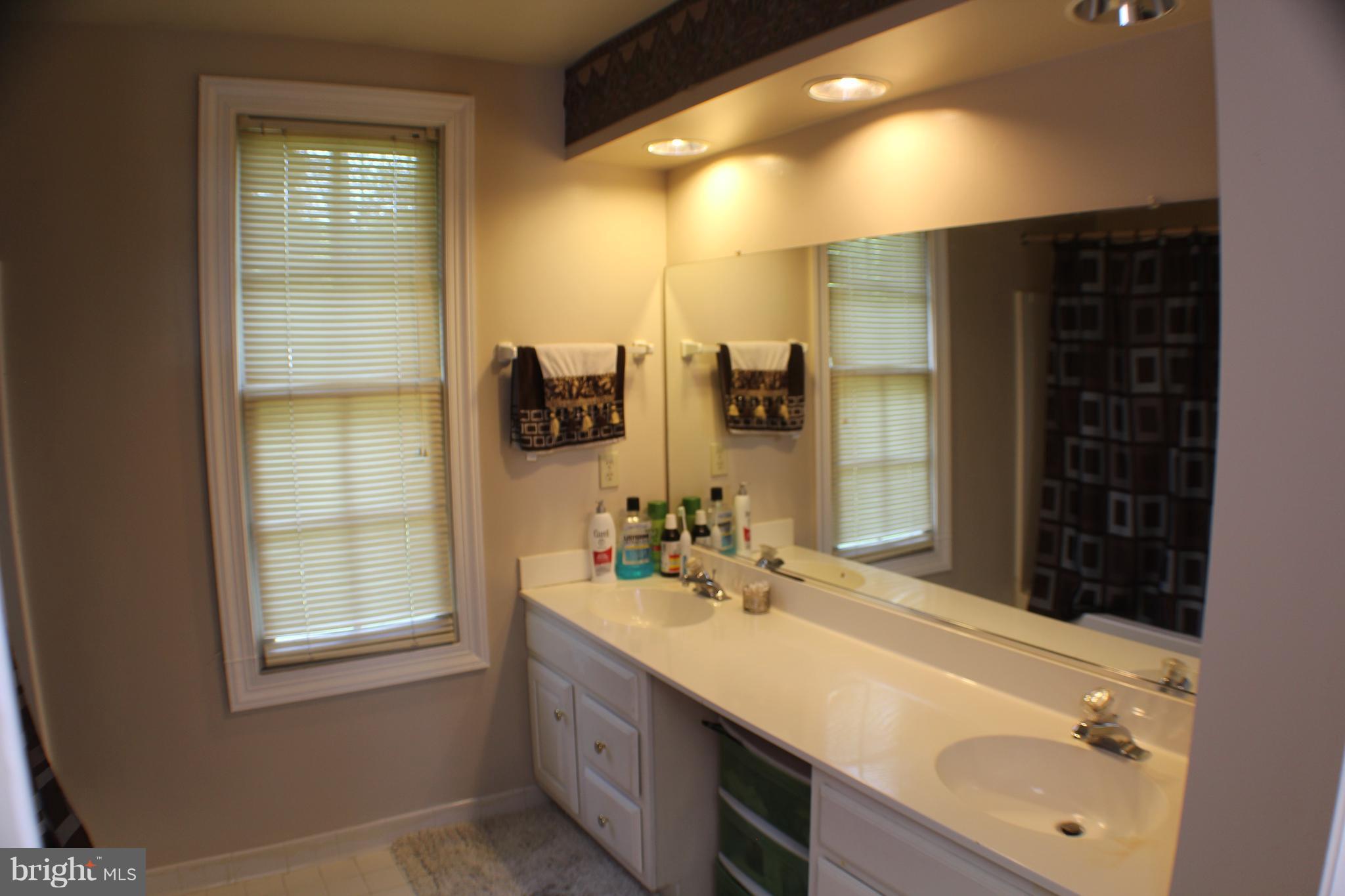 9201 Bluefield Road Bowie, MD 20721 - Photo 3 of 17 Bath (Master)
