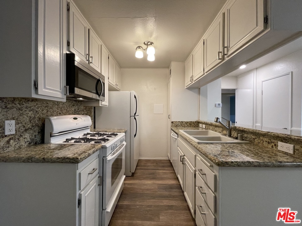 25825 Tournament Road, Unit I16 Valencia, CA 91355 - Photo 4 of 15 Gallery Image 4