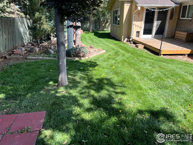 a view of a house with backyard