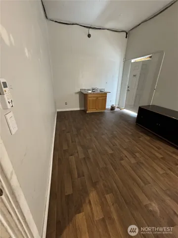 $2,500 | 10326 Aurora Avenue North, Seattle, WA 98133