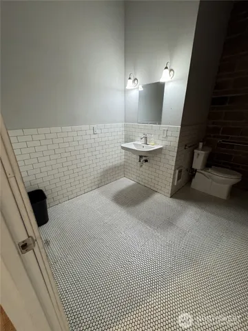 $2,500 | 10326 Aurora Avenue North, Seattle, WA 98133