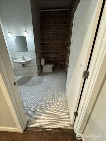 $2,500 | 10326 Aurora Avenue North, Seattle, WA 98133