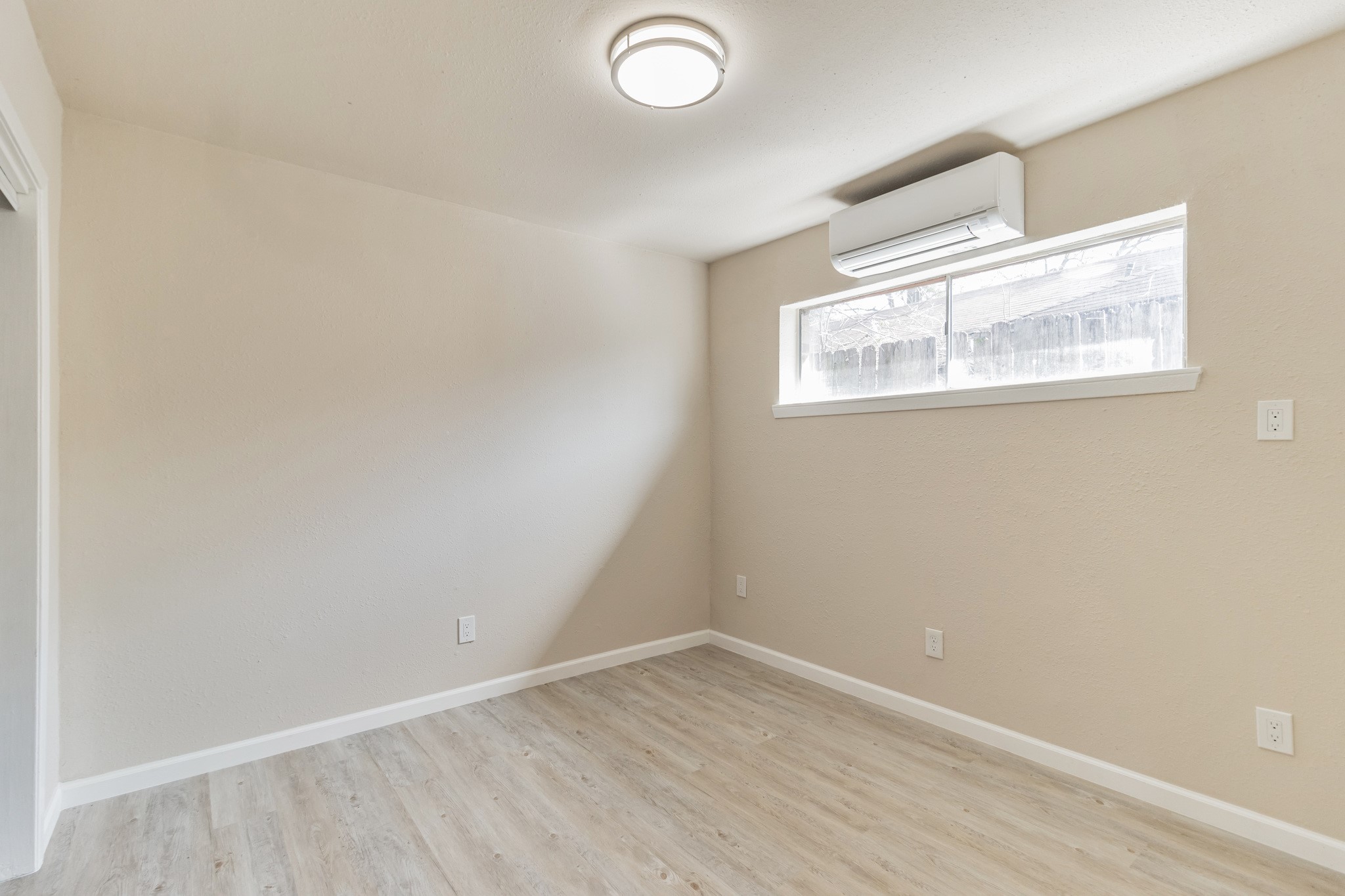 6815 Beachwood Street, Unit 1 Houston, TX 77021 - Photo 17 of 20 an empty room with wooden floor and windows