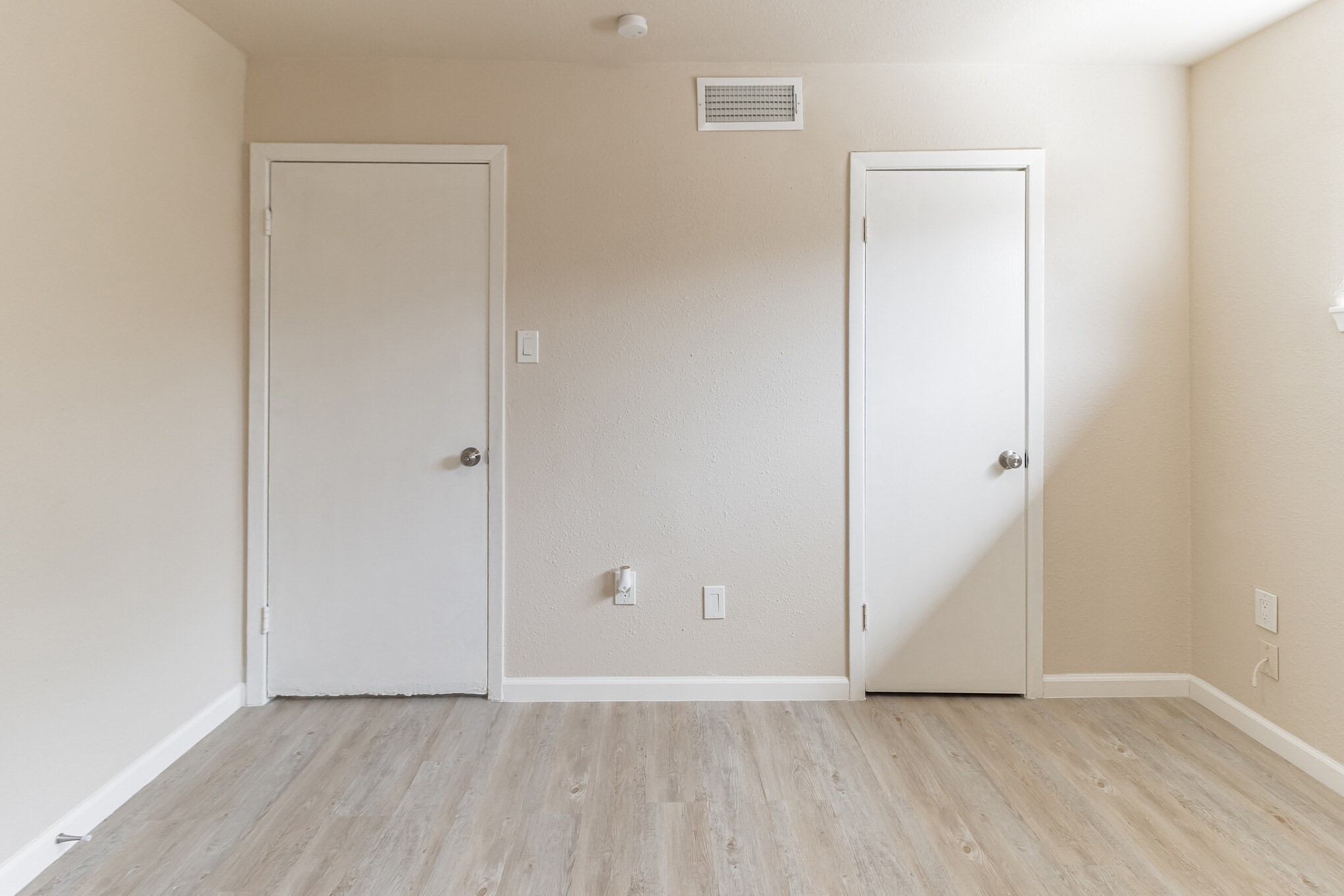 6815 Beachwood Street, Unit 1 Houston, TX 77021 - Photo 19 of 20 a view of an empty room with wooden floor