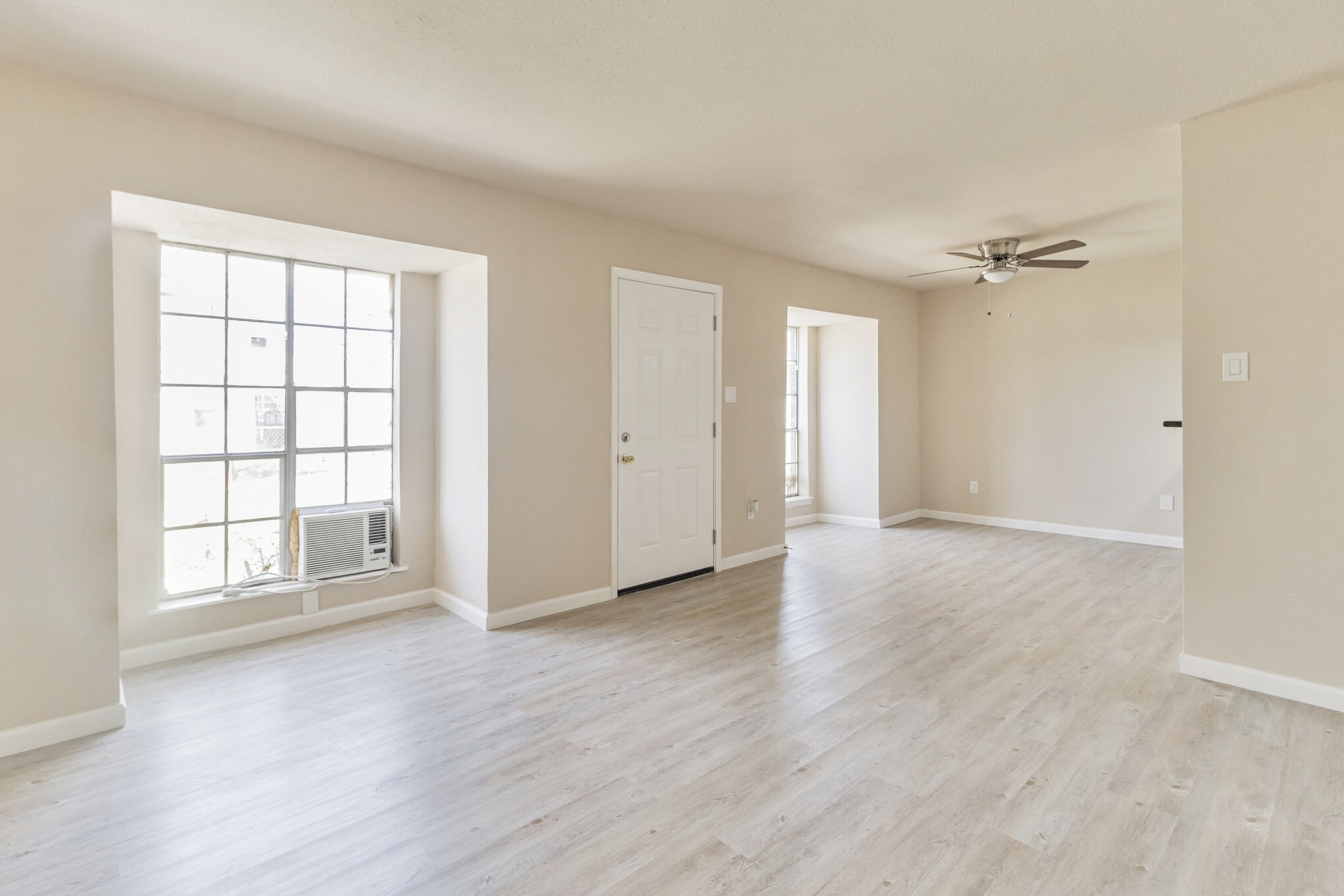 6815 Beachwood Street, Unit 1 Houston, TX 77021 - Photo 6 of 20 an empty room with windows and closet