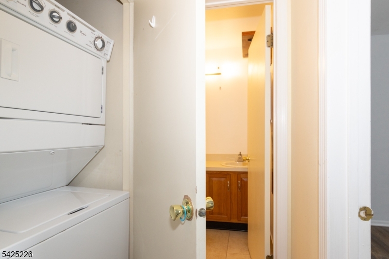 90 Mayfield Road, Unit 90 Bedminster, NJ 07921 - Photo 22 of 38 a bathroom with a shower