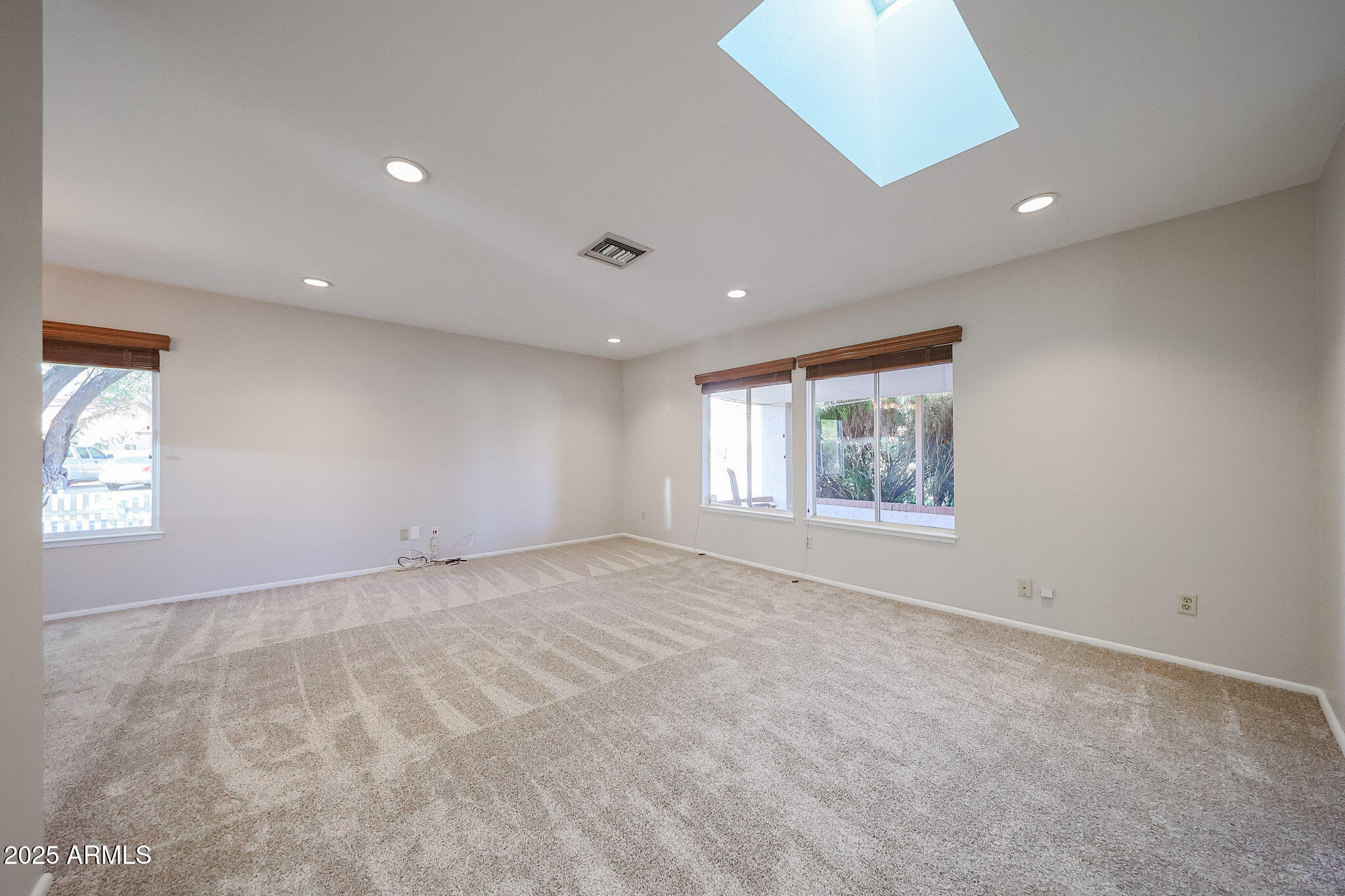 2101 East Redfield Road Phoenix, AZ 85022 - Photo 9 of 43 Living Room