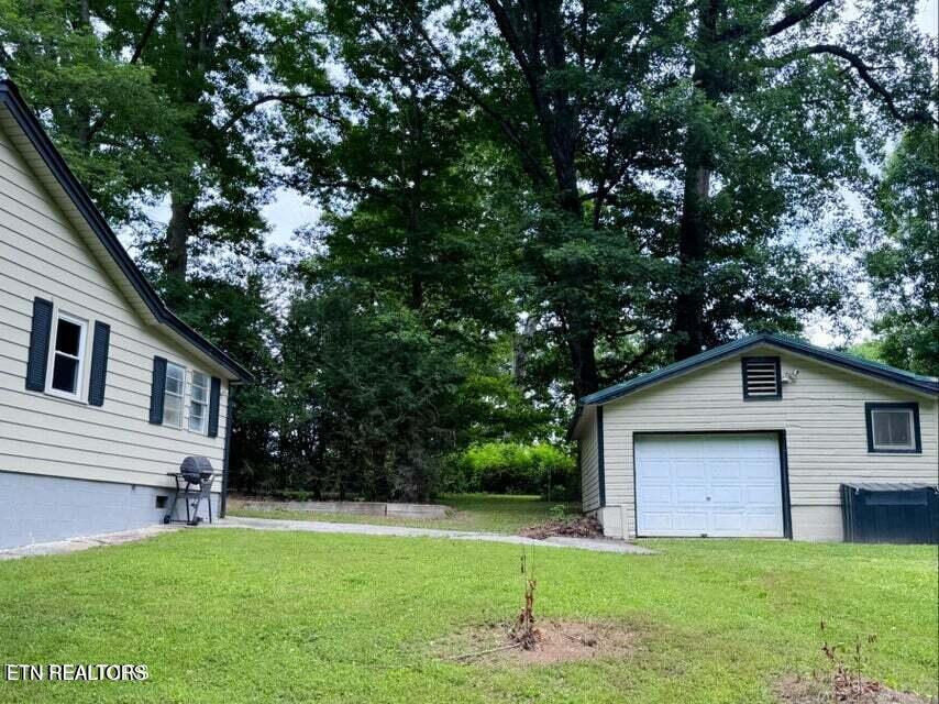 213 Tom Henry Road Townsend, TN 37882 - Photo 3 of 36 20240821141626525086000000-o