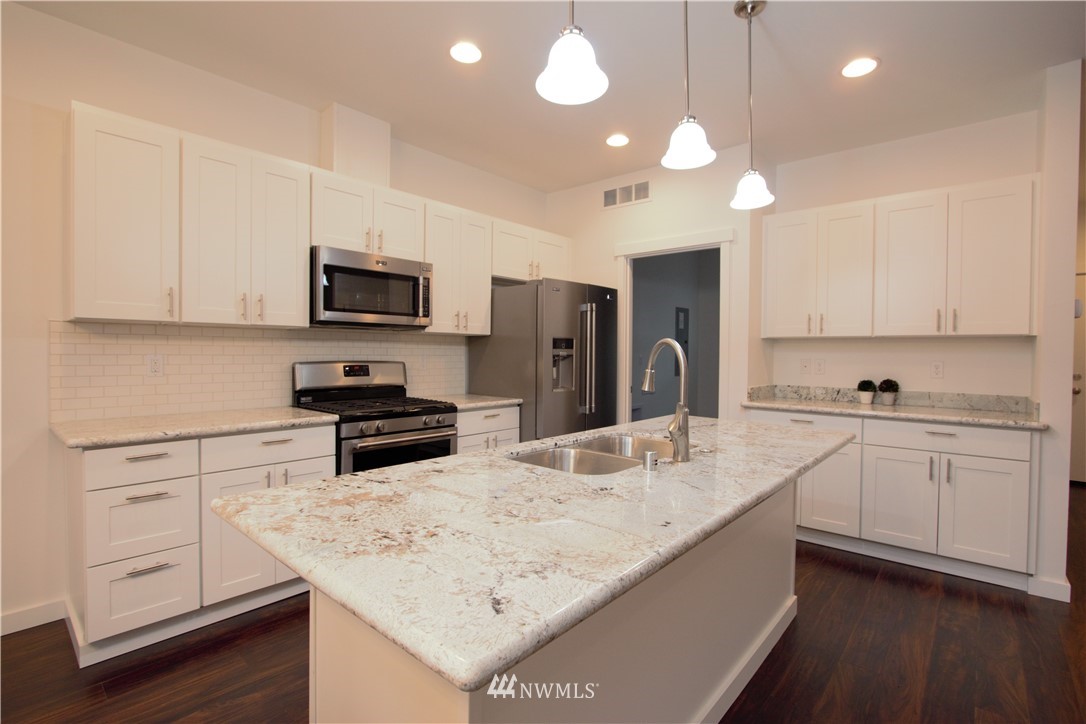 225 North Cabot Road Everett, WA 98203 - Photo 2 of 17