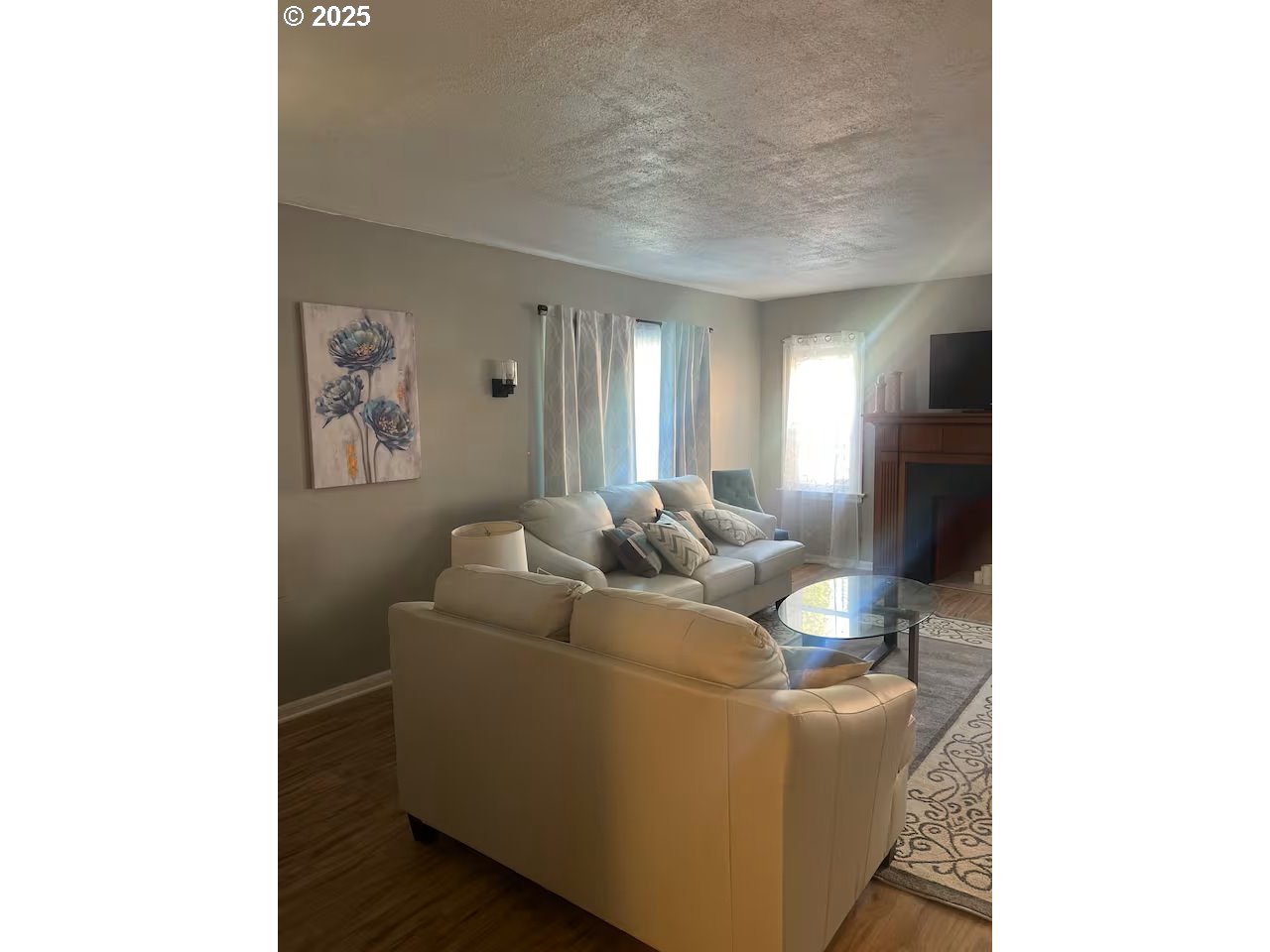 960 Shipping Street Northeast Salem, OR 97301 - Photo 4 of 29 a living room with furniture and a window