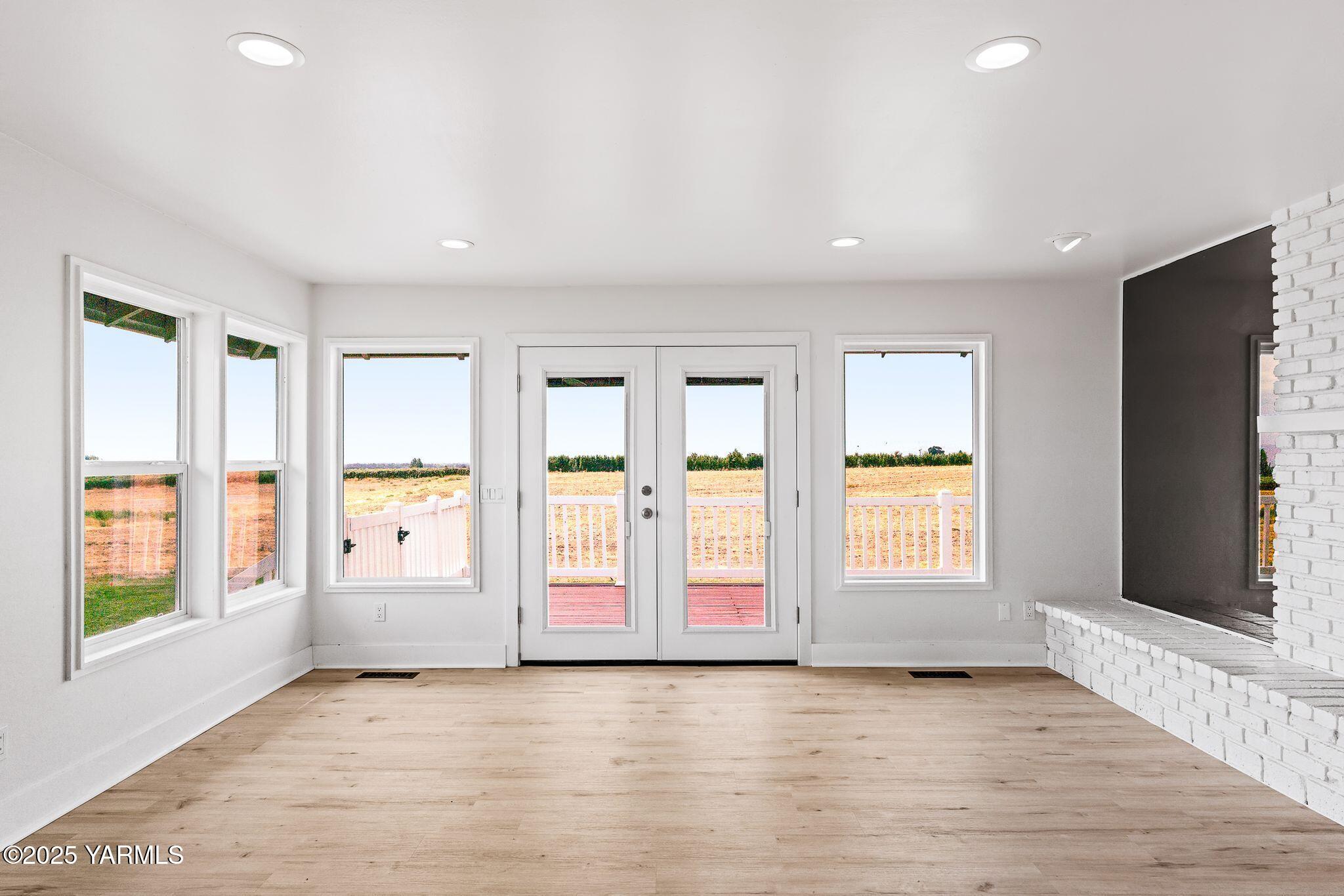 650 White Road Zillah, WA 98953 - Photo 18 of 39 Kitchen Flex space