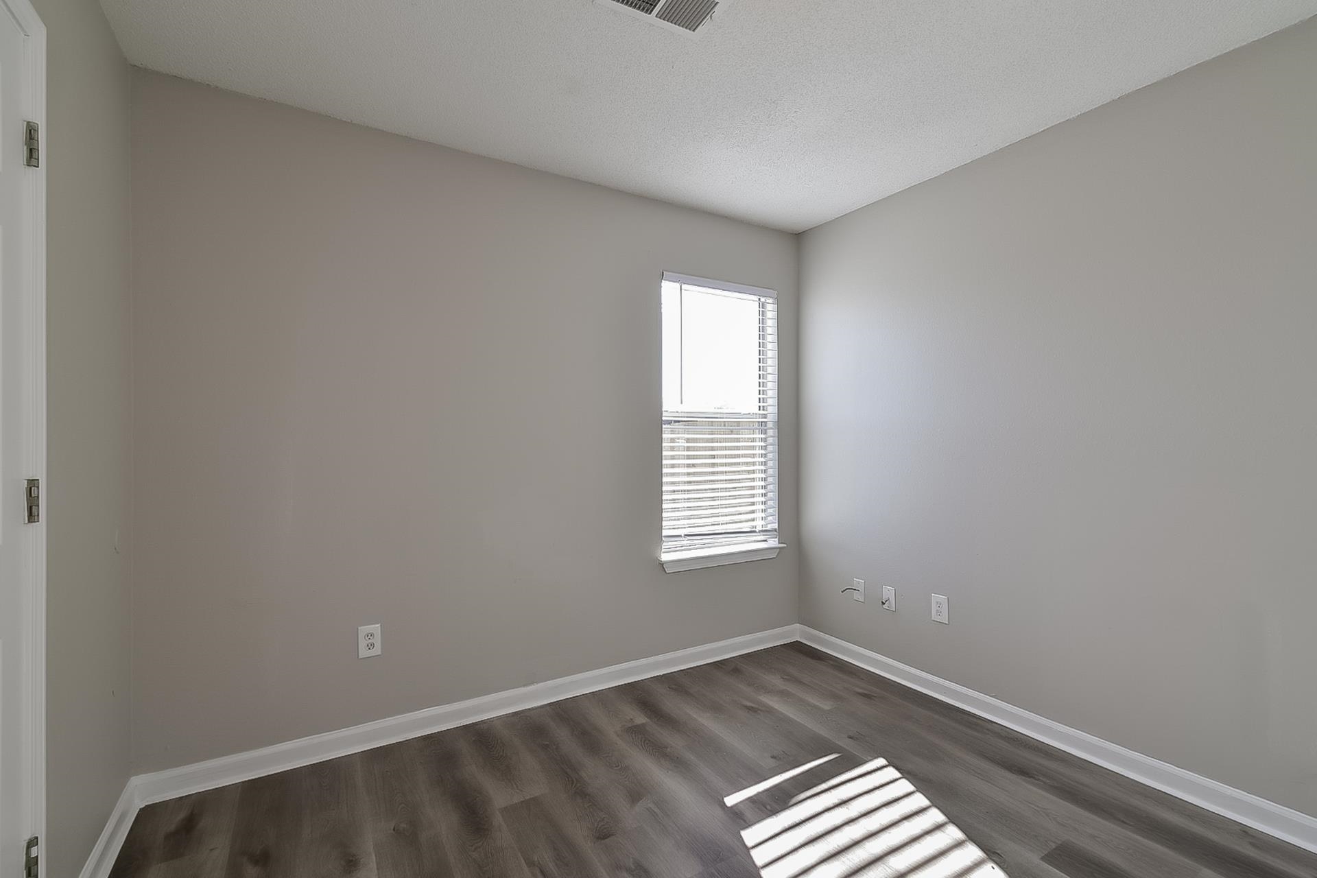 4539 Longtree Avenue Memphis, TN 38128 - Photo 11 of 16 an empty room with a window