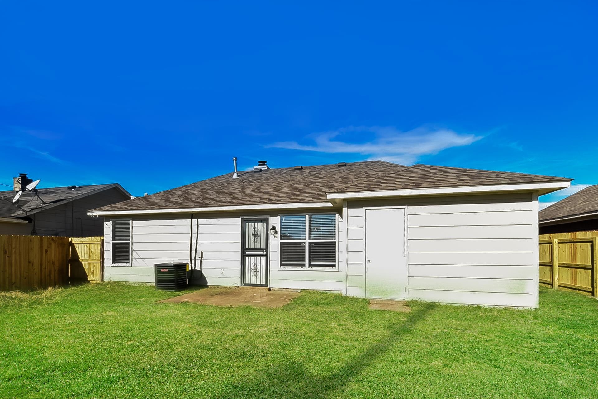 4539 Longtree Avenue Memphis, TN 38128 - Photo 15 of 16 a front view of a house with a garden