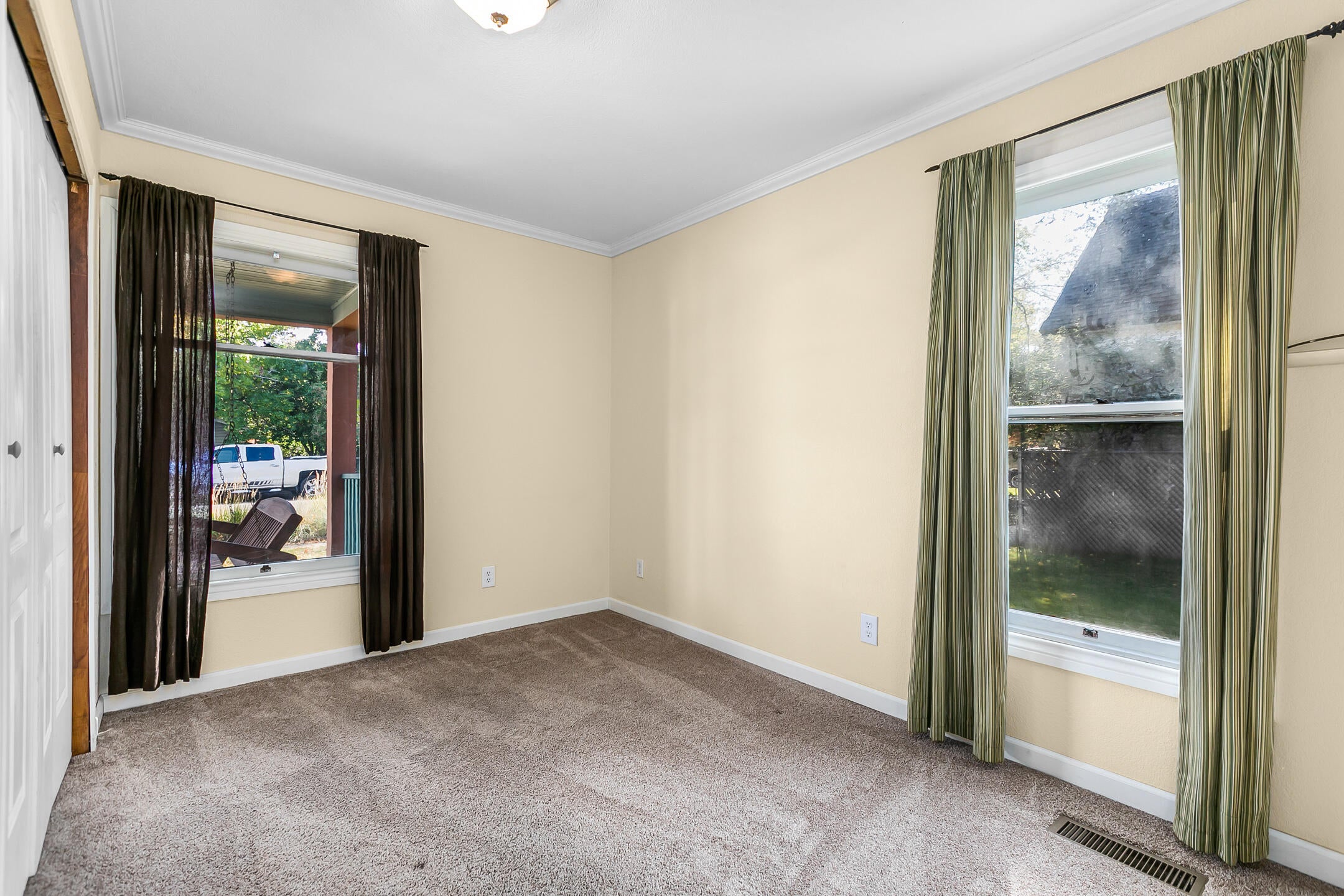 205 Southwest 9th Street Redmond, OR 97756 - Photo 15 of 24 Front bedroom