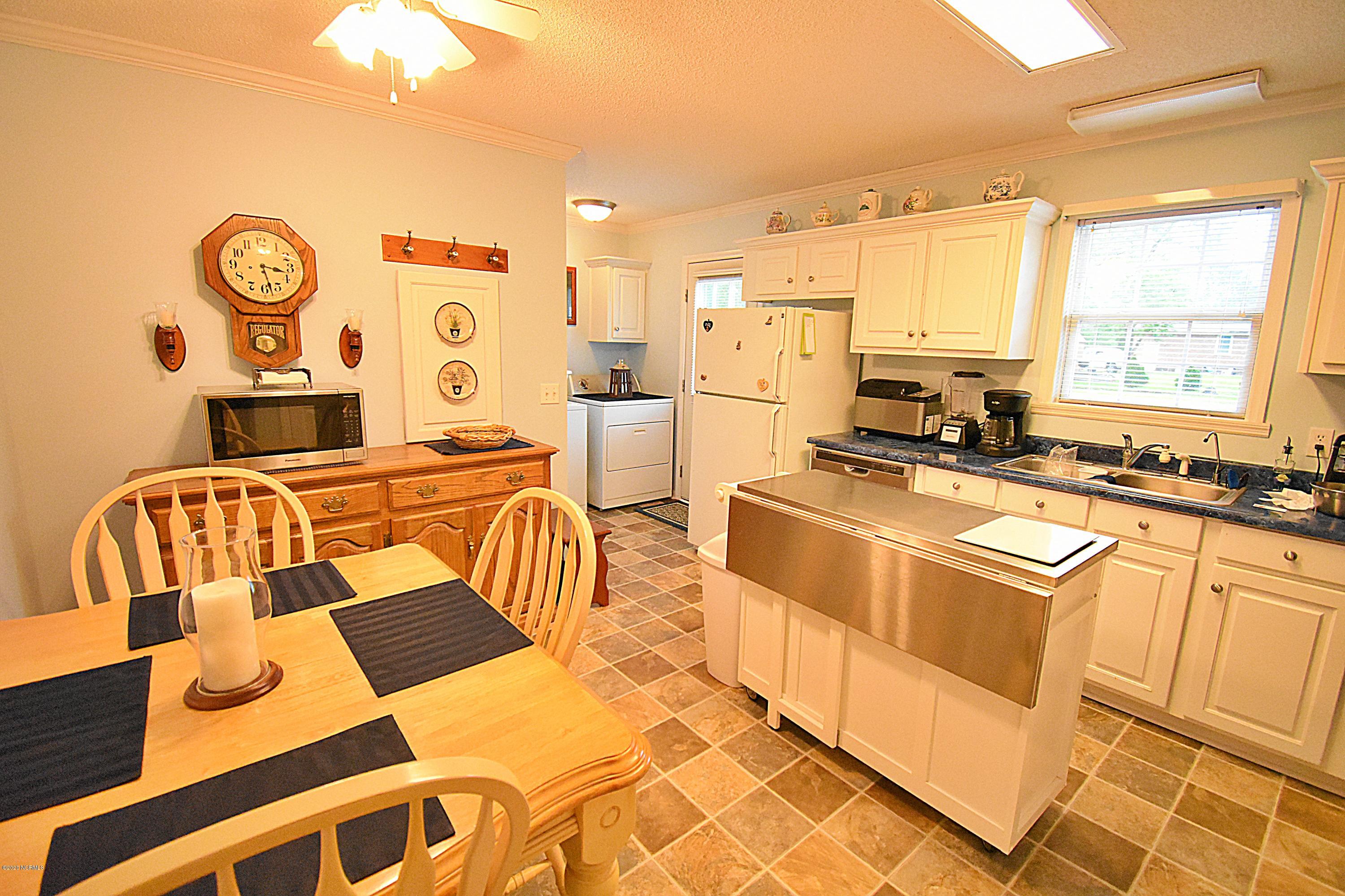 547 Chair Road New Bern, NC 28560 - Photo 4 of 21 Bright eat-in kitchen