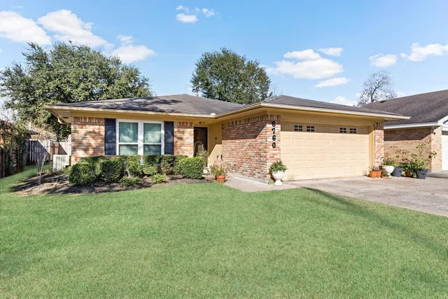 a view of a house with backyard and garden