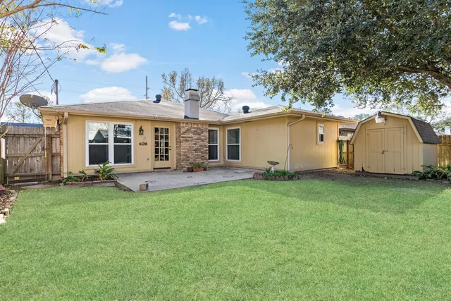 a view of a house with backyard and garden