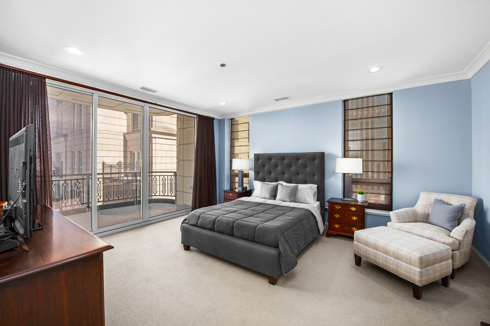 10 East Delaware Place, Unit 25B Chicago, IL 60611 - Photo 18 of 38