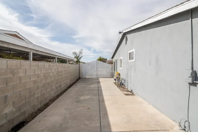 a view of a back yard